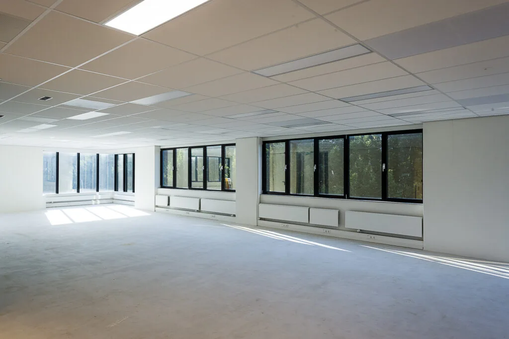 Lichte, lege kantoorruimte aan de Max Euwelaan met grote ramen en systeemplafond.